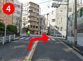 電車の高架下を抜けて右折