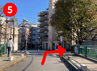 右折後、道なりに進みます
