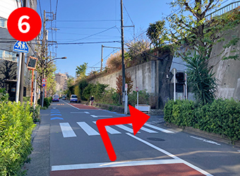 右折して電車の高架下をぬけます