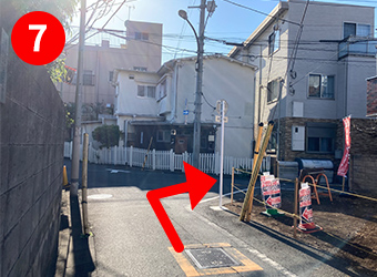 住宅街を進み右折