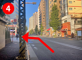 電車の高架下を抜けてガソリンスタンドを左折します