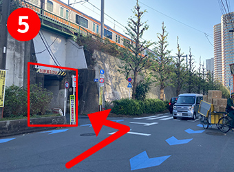「制限高2.7M」と書いた高架下へ左折します